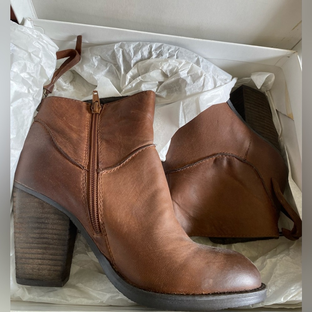 Steve Madden Radioo Cognac Leather Booties